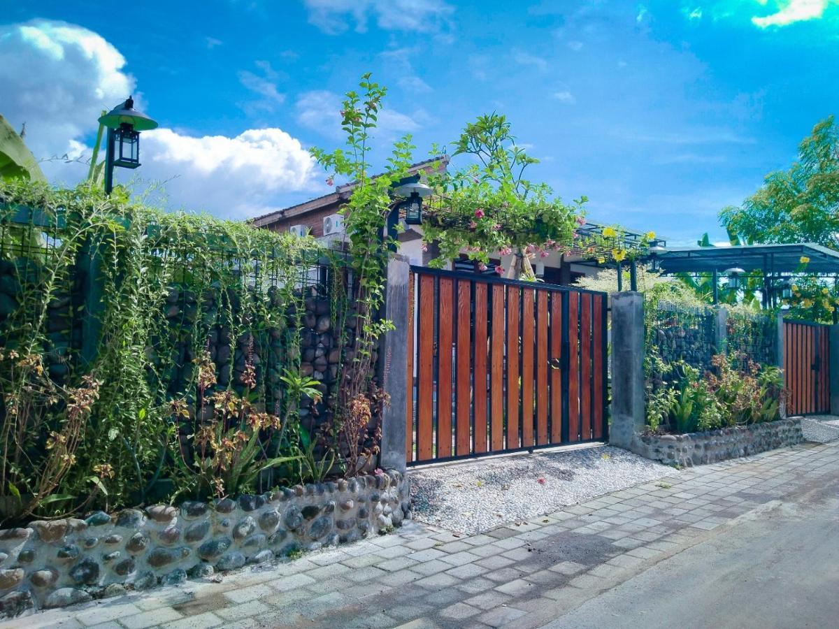 Inn House Homestay Dadapan Luaran gambar